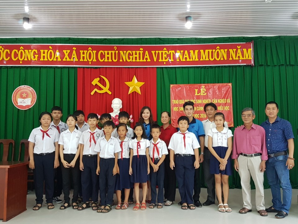 Ban lãnh đạo Công Ty Ngọc Duy trao quà đến các em học sinh tại Xã Phong Nẫm - Tỉnh Bình Thuận
